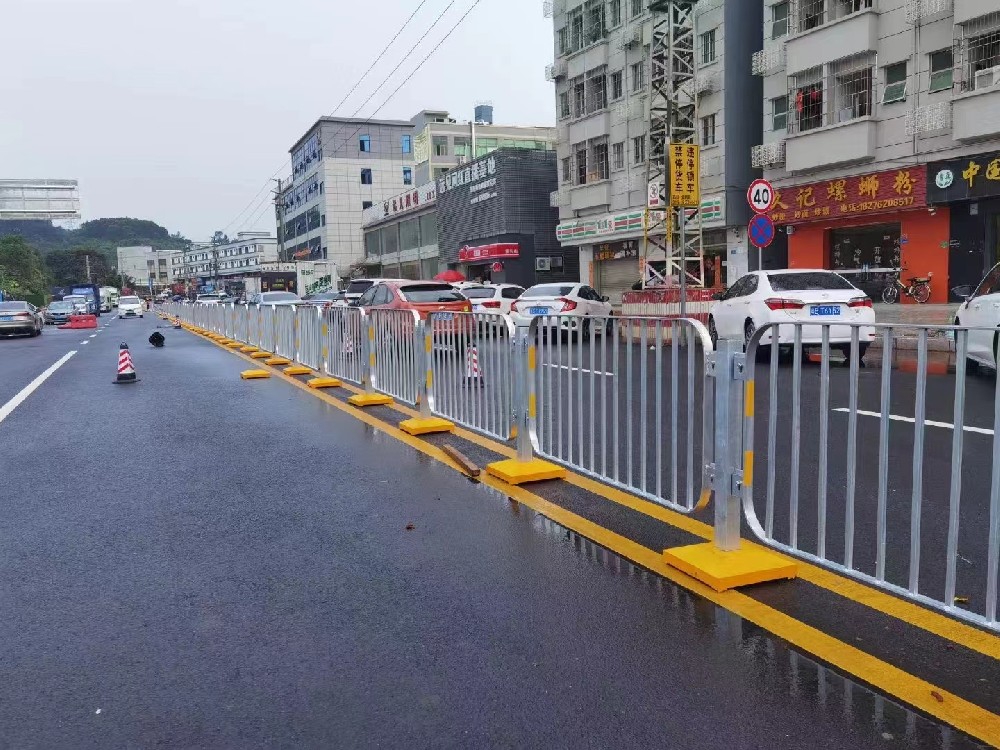 “护”出平安路,“栏”出顺心路