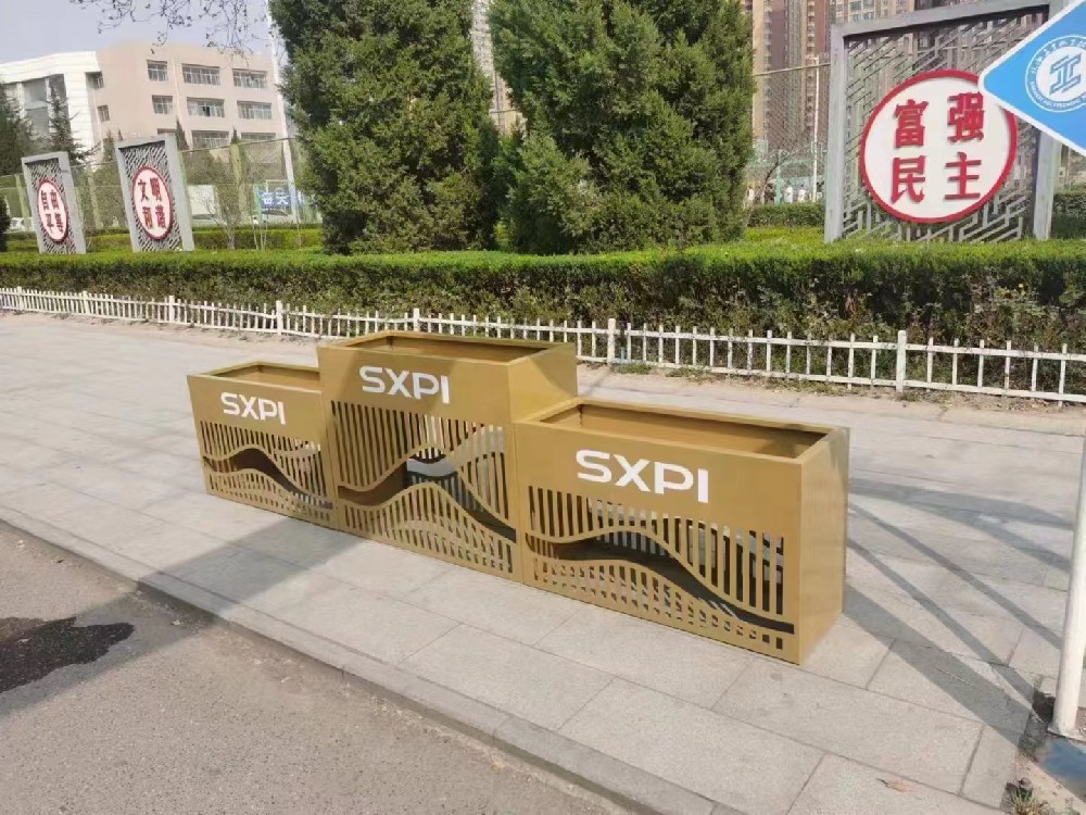 道路花箱护栏选购指南:如何打造高性价比的城市风景线?