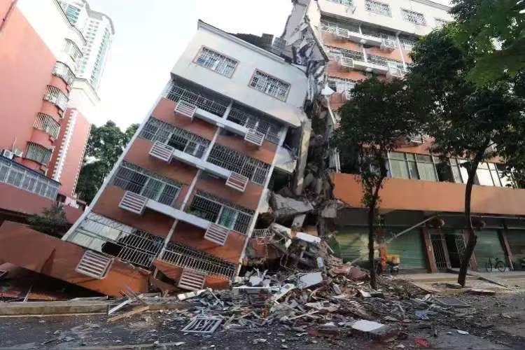 “南坪快速往前海方向有事故堵了”“这个钢结构破了个洞”。