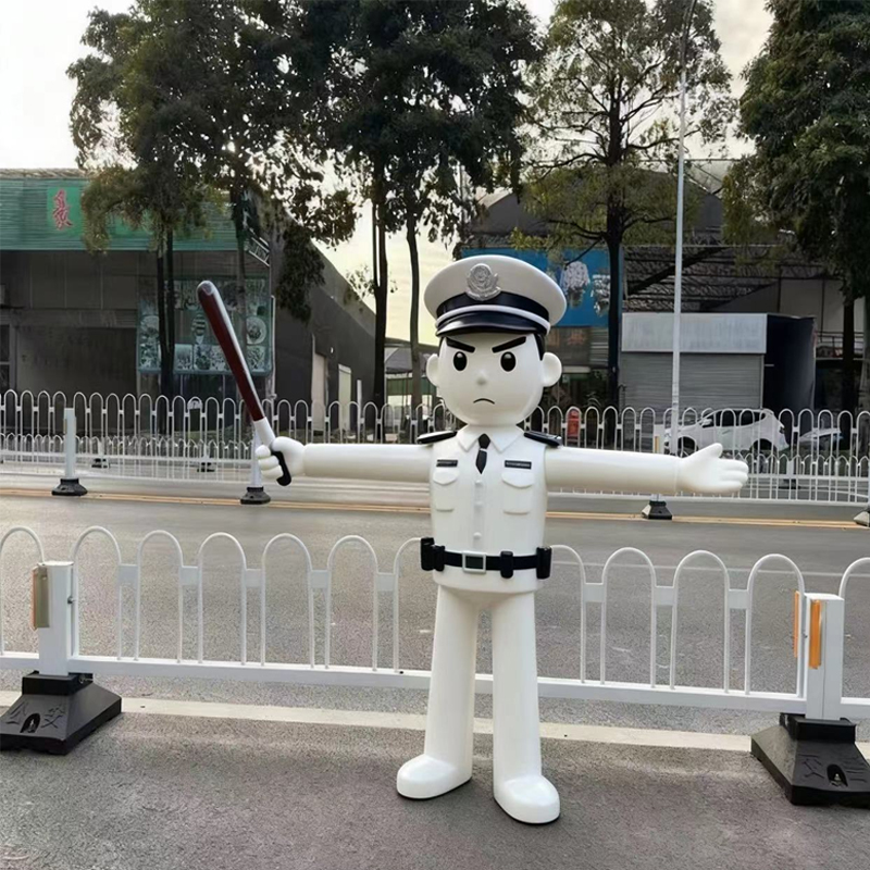 女子恶意推倒护栏，交警赶到女子还淡定观望