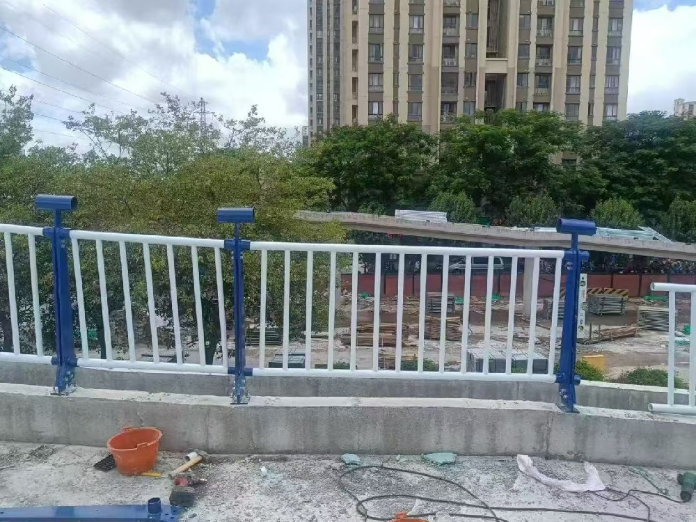 市政工程人必看！这款护栏凭3大优势火出圈，河道桥梁防护首选